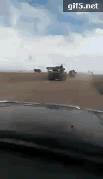 一眼望不到头：解放军装甲车队在俄集结参加军演