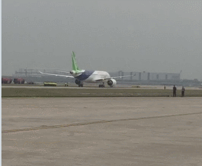 记住振奋人心的瞬间！国产C919大客机飞上蓝天