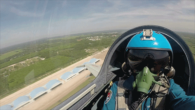 雏鹰展翅!中国海军培养飞行员驾歼11首次夜航