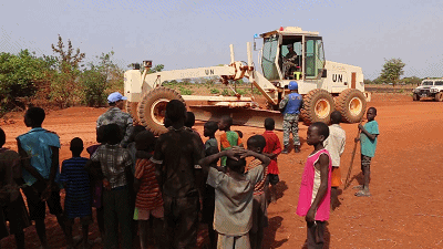 挖掘机技术哪家强？中国南苏丹维和工兵显身手