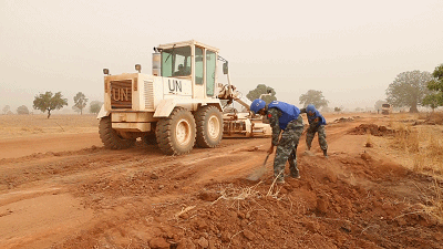 挖掘机技术哪家强？中国南苏丹维和工兵显身手
