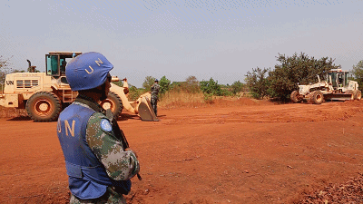 挖掘机技术哪家强？中国南苏丹维和工兵显身手