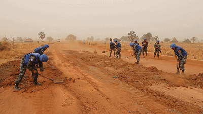 挖掘机技术哪家强？中国南苏丹维和工兵显身手