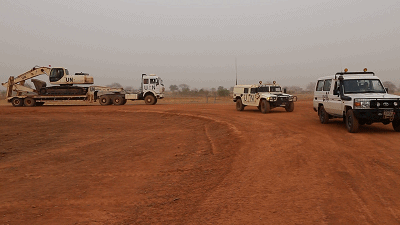 我南苏丹维和工兵操作挖掘机