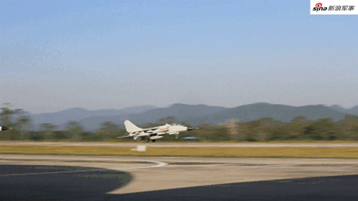 南海舰队航空兵多机型实战演练