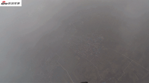 青春绽放在蓝天之上！我空军00后女兵乘运8首次跳伞