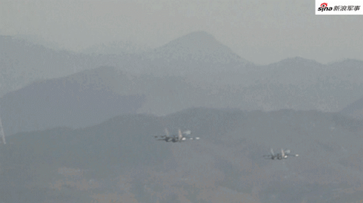 第一视角罕见曝光：空军歼11B双机编队超低空翻山越岭
