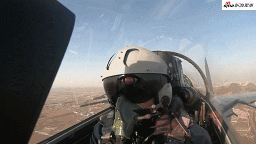 空军歼11B编队超低空翻山越岭