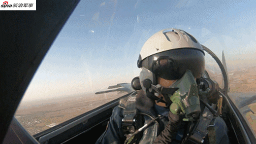 第一视角罕见曝光：空军歼11B双机编队超低空翻山越岭