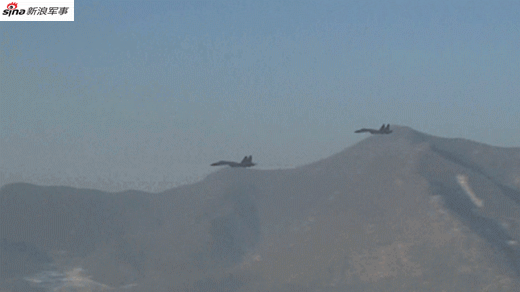 第一视角罕见曝光：空军歼11B双机编队超低空翻山越岭