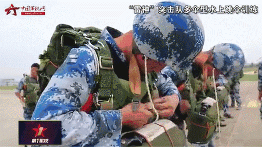 运5老当益壮!空军雷神突击队多伞型超低空水上跳伞
