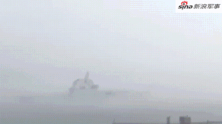 宛若蓬莱仙山！我国产航母冲散迷雾离港海试（gif）