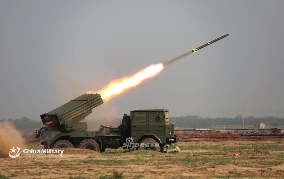 看我怒火燎原!陆军某部炮兵考核81式火箭炮惊天动地