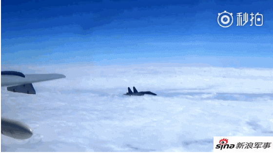 我军强势发布轰6K机群绕岛巡航视频 配乐:我和我的祖国