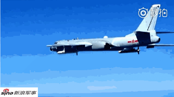 我军强势发布轰6k绕岛巡航视频