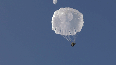深入敌后!中国特种兵低空跳伞炼渗透作战能力