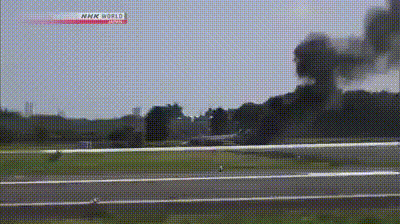 这时间挑的！日本自卫队F4战机滑行时不慎仆街