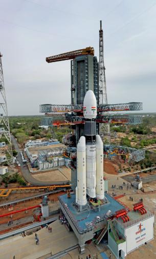 图为准备将“月船二号”送往月球的印度GSLV.MK.3运载火箭。