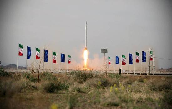特朗普称密切关注伊朗射卫星：我们比伊朗更了