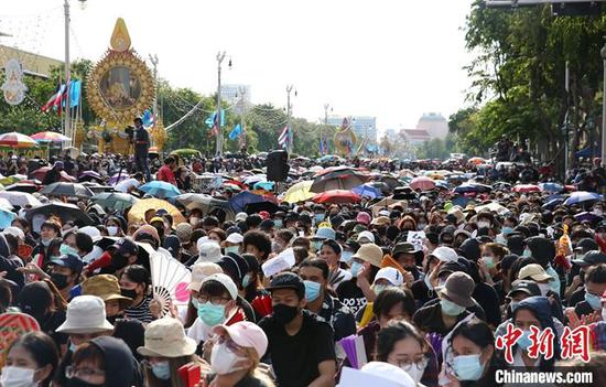 泰国 变法 和 保皇 两大阵营同日举行集会活动 手机新浪网