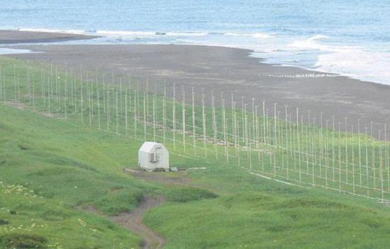 （典型的高频地波雷达收发天线阵列，可见其占地面积之大）