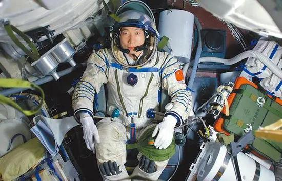 杨利伟太空一日入选教科书 看完你就懂他为何是英雄|杨利伟|英雄|中国航天_新浪军事_新浪网