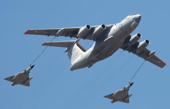 图为对"幻影"战机进行空中加油的印度伊尔-78m.