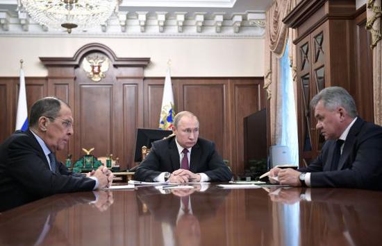 2月2日，在俄罗斯莫斯科，俄罗斯总统普京（中）会晤外交部长拉夫罗夫（左）和国防部长绍伊古，并宣布俄暂停履行《中导条约》义务。