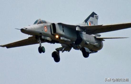 印度米格27战机坠毁飞行员逃生 目前仍有超百