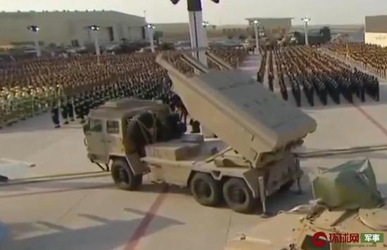 中国最强外贸火箭炮首现阿联酋阅兵式 紧挨F16战