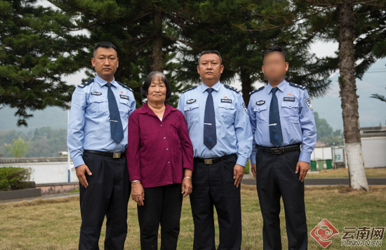 兄弟三人与母亲相符影,脸部打码者为张子权 图自云南网