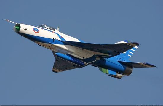 图为八一飞行表演队的歼-7gb.该机于2009年退役.