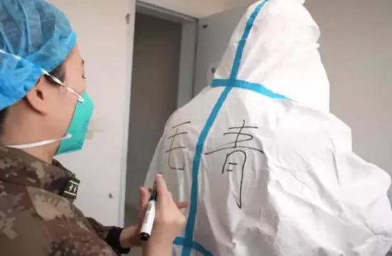 这十个疫情前线的“最美瞬间” 让人肃然起敬