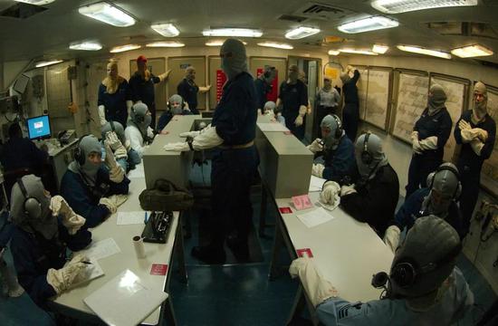 上百名水兵感染后 这位美航母舰长为何公开建议