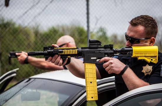 美军将采购彩弹枪用作非致命武器 装备在阿富汗美军