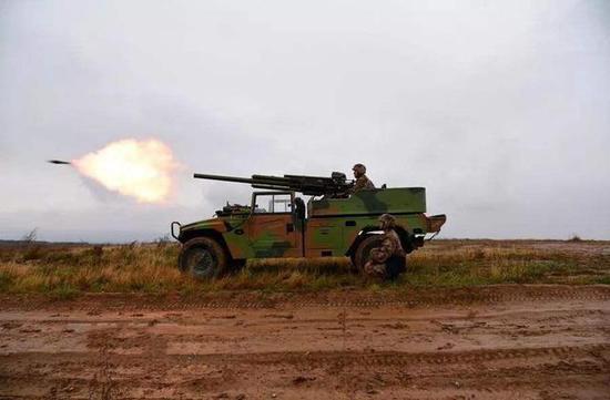 发射瞬间的pcp001型82毫米车载速射迫击炮(图片来源:网络)