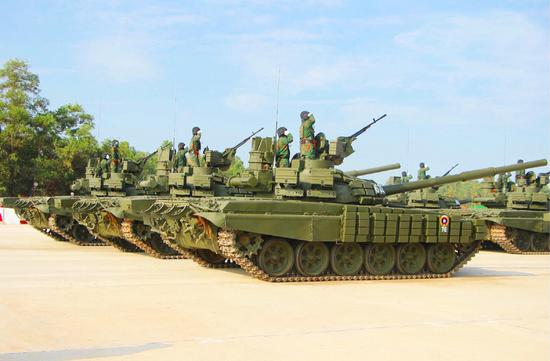 老挝进行大阅兵展示用古董t34换来的俄t72坦克