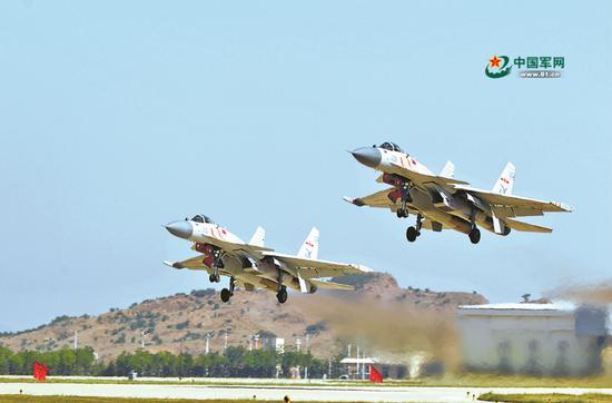 我军歼15最新演练画面曝光 第一视角看空中加油
