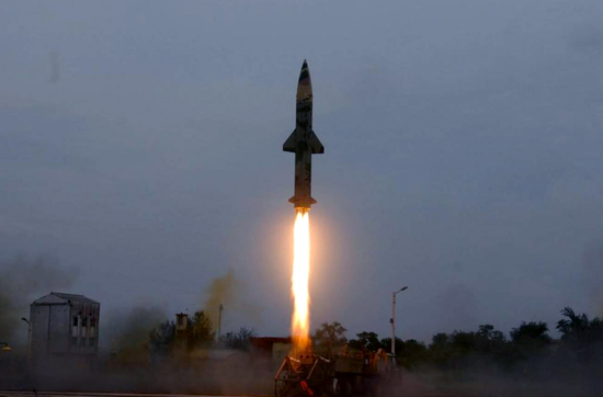 印度“大地”-II型战术弹道导弹试射现场