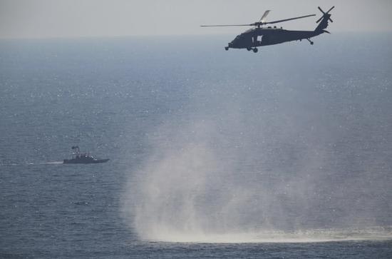 美军出动直升机监视伊朗快艇