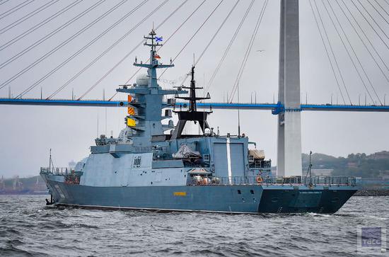 图片:首艘20380型护卫舰抵达海参崴,背后为俄罗斯岛大桥