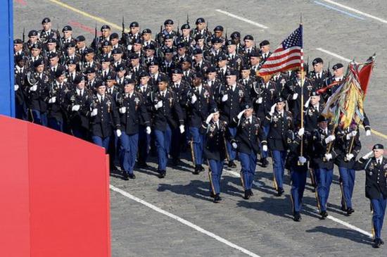 图为2010年5月9日红场阅兵现场接受检阅美国方阵
