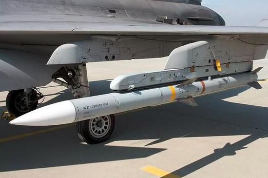 AIM-120导弹是美国空军的主力杀手，战果开始超越AIM-9X响尾蛇