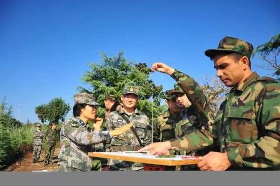 外国学员在学习地形标绘作战图