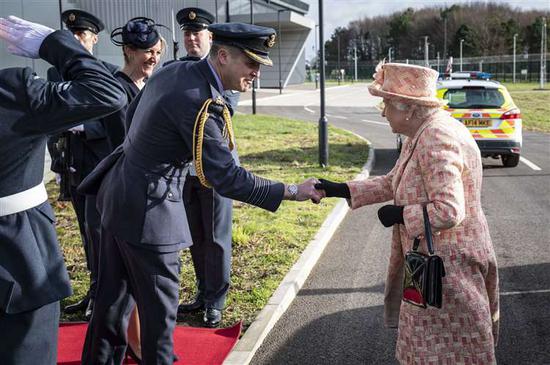 英国女王到访皇家空军基地 观摩F35B垂直降落(图