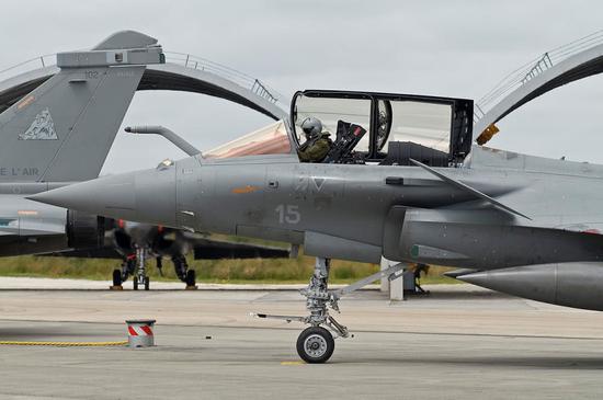 印度军官咖喱英语搞懵阵风战机 语音系统无法识