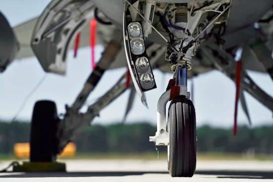 出来混的,总是要还,f16过度精细的起落架设计,也带来了不少的麻烦