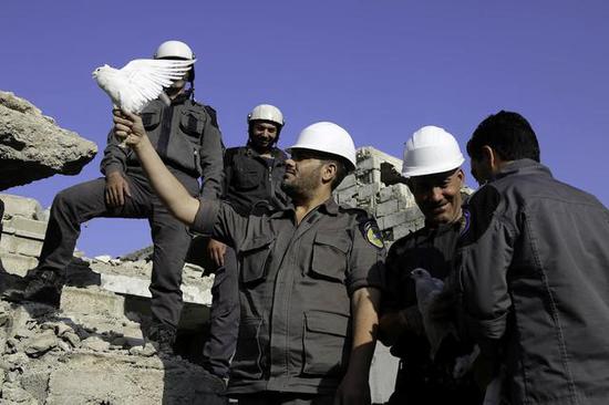 "白头盔"在西方多国保护下从叙撤出 美国务院发"贺电"|叙利亚|白头盔