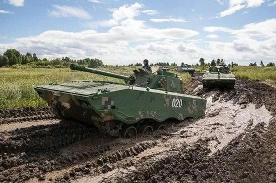 参赛的10式自行迫榴炮