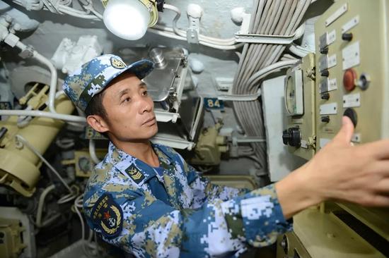 中国372潜艇遇水下断崖 能恢复动力全靠这个兵(图)